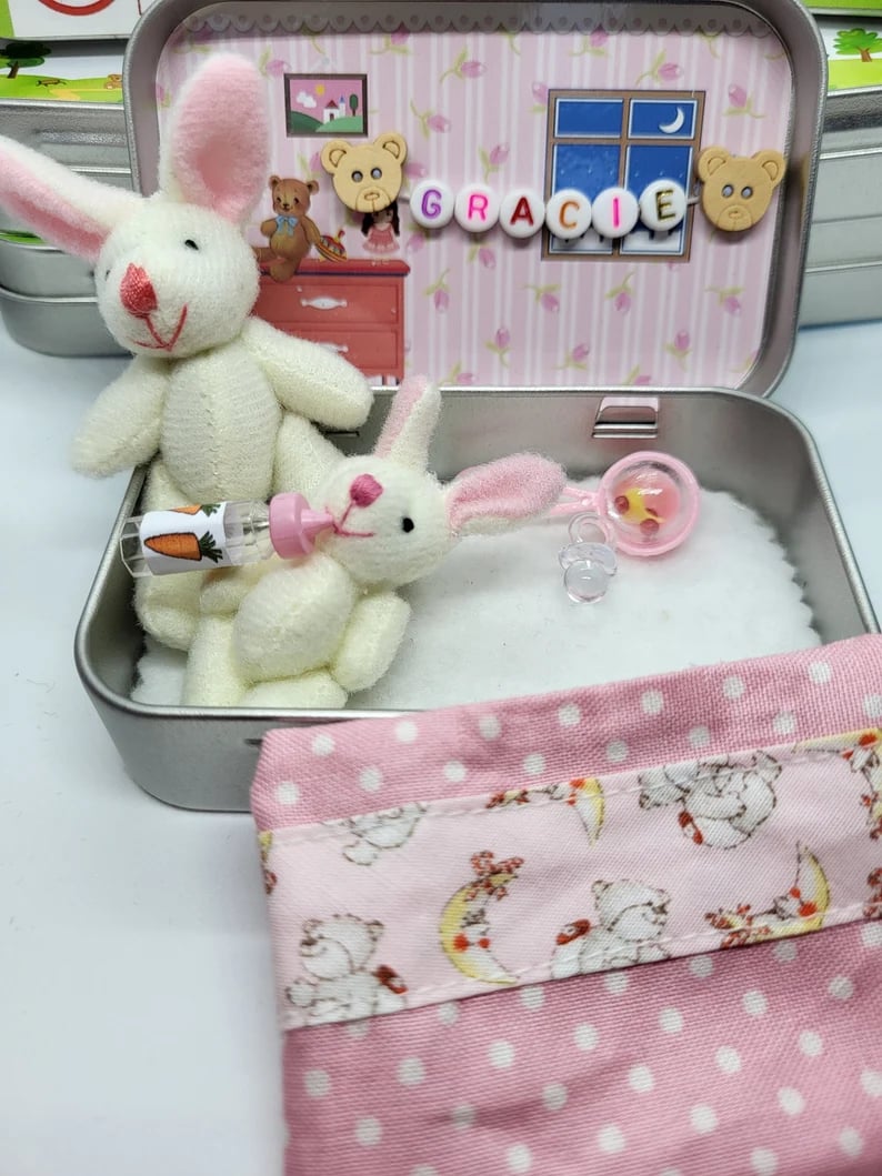 🔥 ¡El regalo de Pascua más bonito! 🎁 Adorables conejitos en una caja de lata – Mamá coneja y bebé conejo 🐰