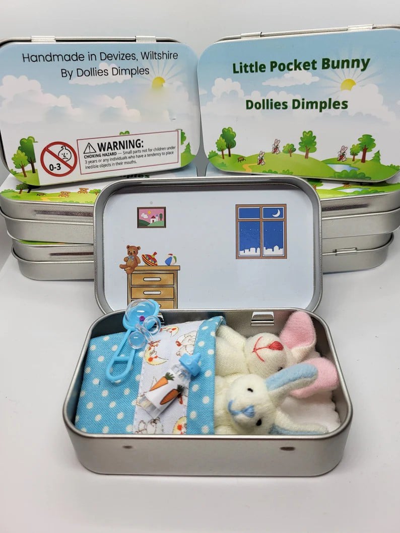 🔥 ¡El regalo de Pascua más bonito! 🎁 Adorables conejitos en una caja de lata – Mamá coneja y bebé conejo 🐰