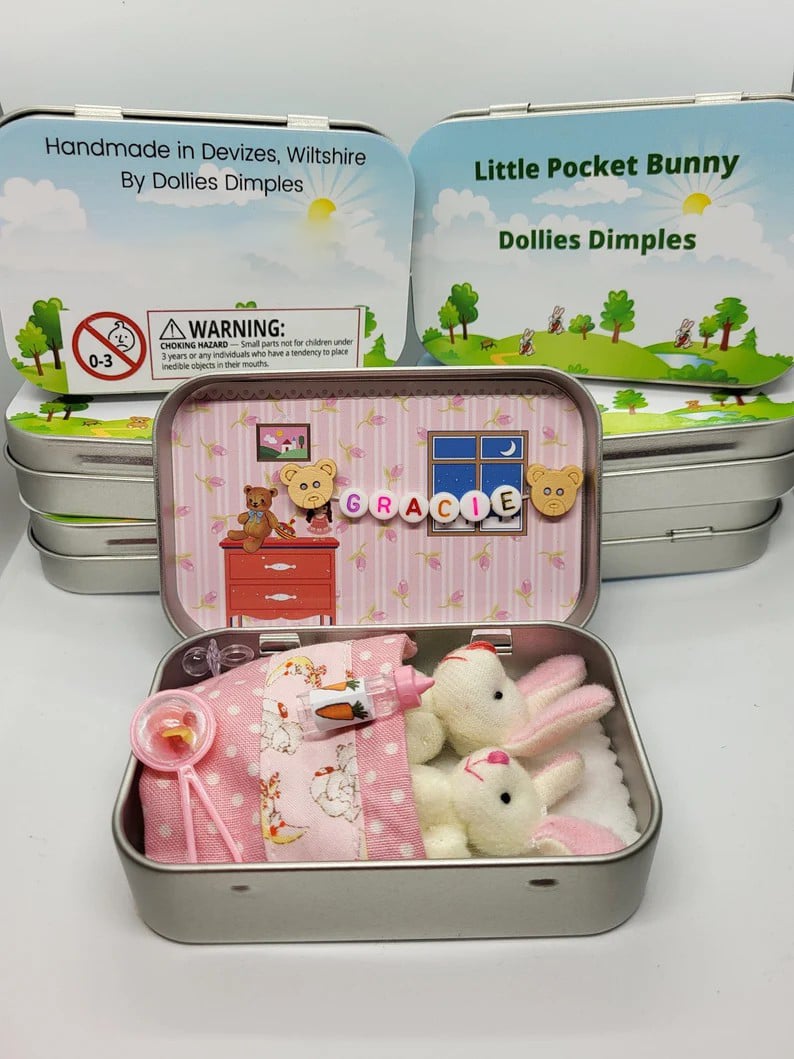 🔥 ¡El regalo de Pascua más bonito! 🎁 Adorables conejitos en una caja de lata – Mamá coneja y bebé conejo 🐰