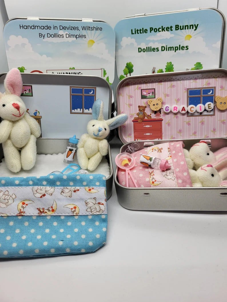 🔥 ¡El regalo de Pascua más bonito! 🎁 Adorables conejitos en una caja de lata – Mamá coneja y bebé conejo 🐰