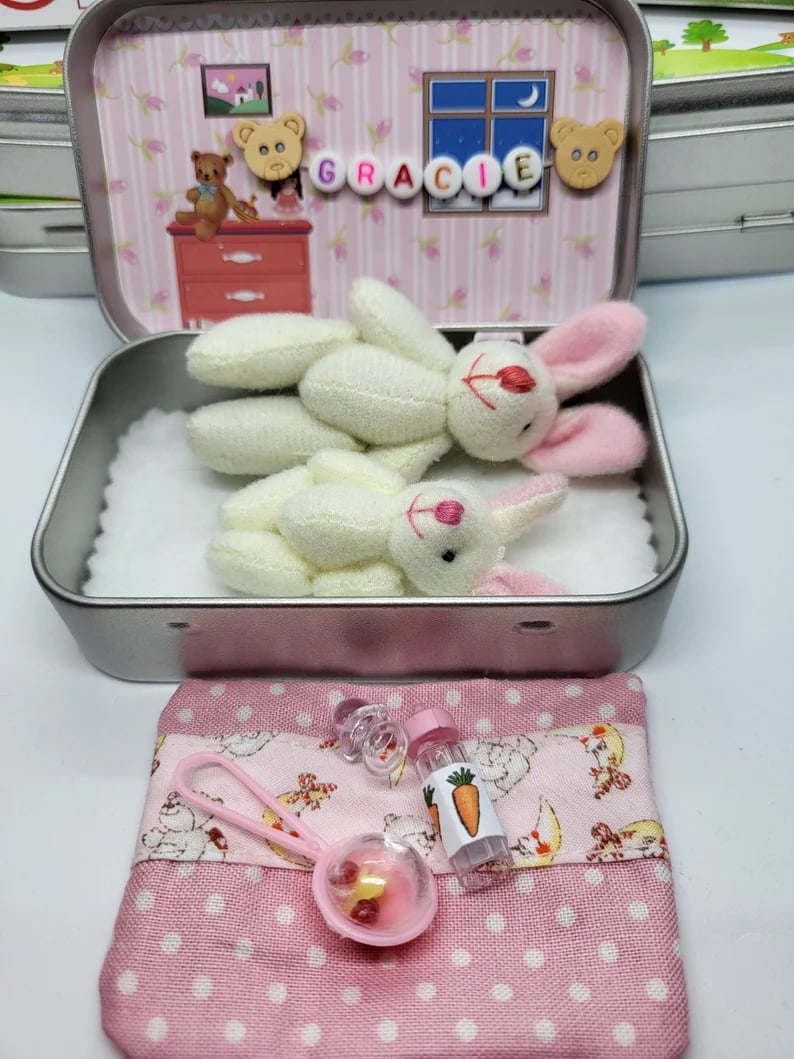 🔥 ¡El regalo de Pascua más bonito! 🎁 Adorables conejitos en una caja de lata – Mamá coneja y bebé conejo 🐰