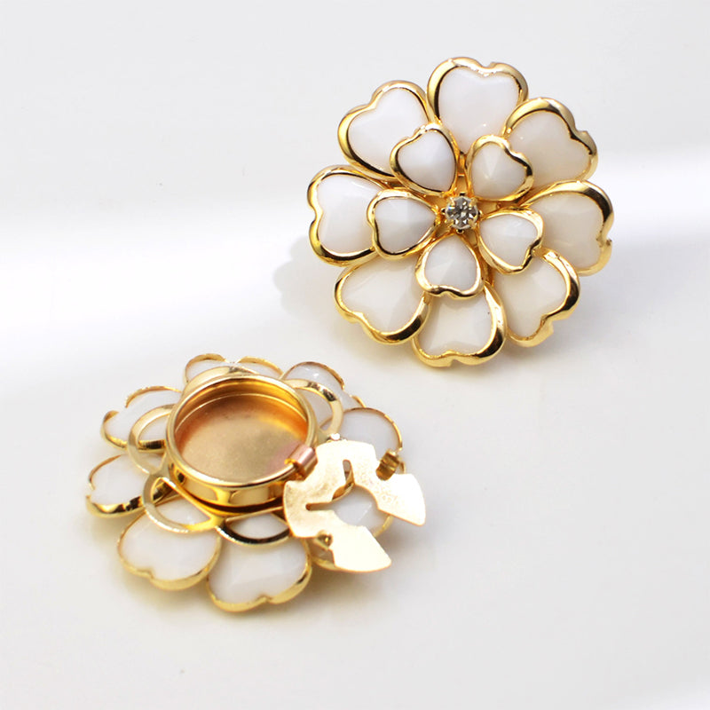 Gemelos y broche florales con pedrería elegante