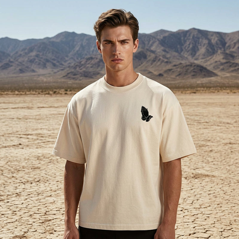 🙏 ¡OFERTA POR TIEMPO LIMITADO 50% DE DESCUENTO! 👕 Camiseta de Hombre 'Manos en Oración' – 100% Algodón, Estampado Simbólico ✨