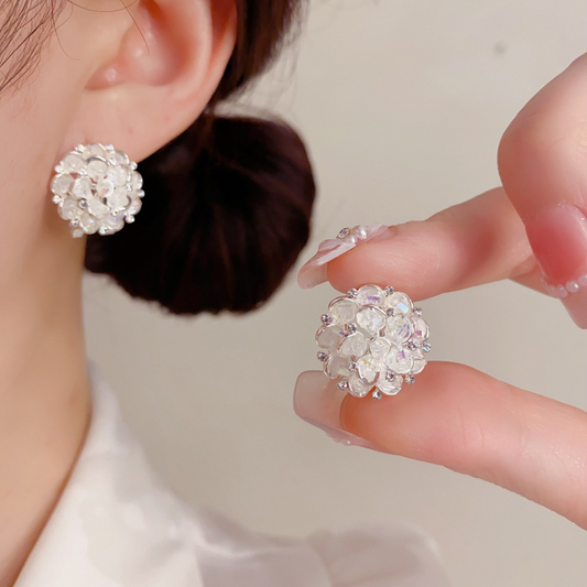🌸✨ ¡50% DE DESCUENTO! Aretes de Aro Floral Brillante y Elegante – Flores con Circonitas, Ligeros y Seguros para Uso Diario 💎👂
