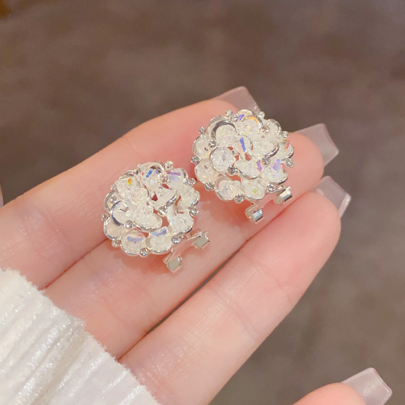 🌸✨ ¡50% DE DESCUENTO! Aretes de Aro Floral Brillante y Elegante – Flores con Circonitas, Ligeros y Seguros para Uso Diario 💎👂