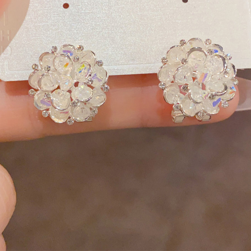 🌸✨ ¡50% DE DESCUENTO! Aretes de Aro Floral Brillante y Elegante – Flores con Circonitas, Ligeros y Seguros para Uso Diario 💎👂