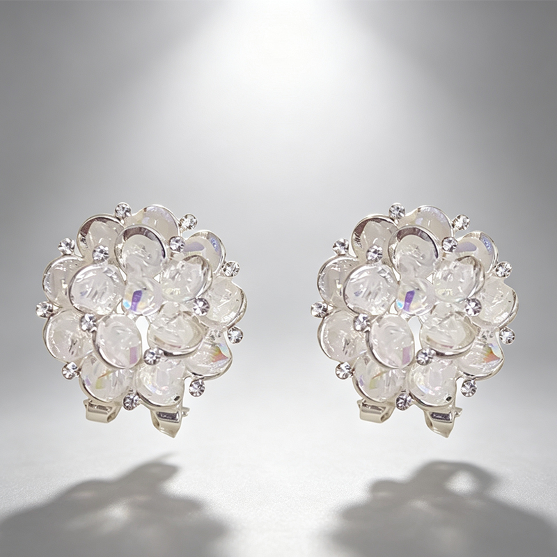 🌸✨ ¡50% DE DESCUENTO! Aretes de Aro Floral Brillante y Elegante – Flores con Circonitas, Ligeros y Seguros para Uso Diario 💎👂
