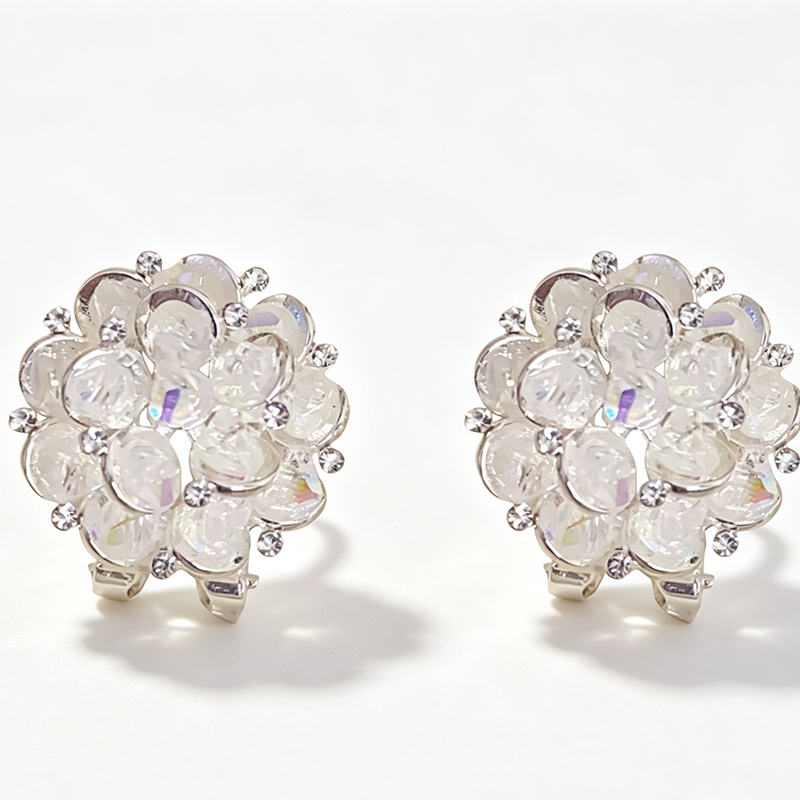 🌸✨ ¡50% DE DESCUENTO! Aretes de Aro Floral Brillante y Elegante – Flores con Circonitas, Ligeros y Seguros para Uso Diario 💎👂