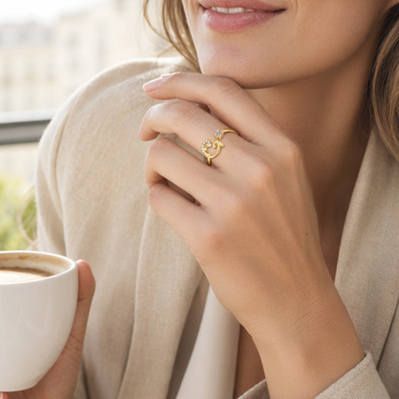 💍 ¡50% DE DESCUENTO AHORA! ✨ Anillo Inicial Ajustable con Destellos – Personalizable y elegante – Perfecto para regalar o usar a diario – ligero y luminoso 💖🌸🌿